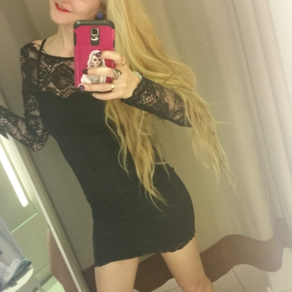 Curve-hugging Lace LBD - Picture 8 of 8